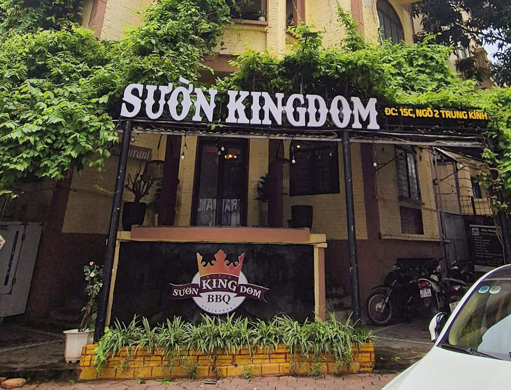 Sườn Kinhdom cơ sở Trung Kính từ bên ngoài